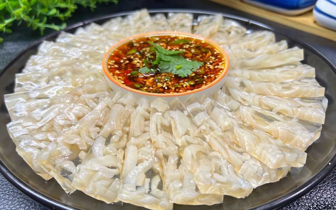 全自动皮冻灌装封口机，赋能传统美食规模化生产