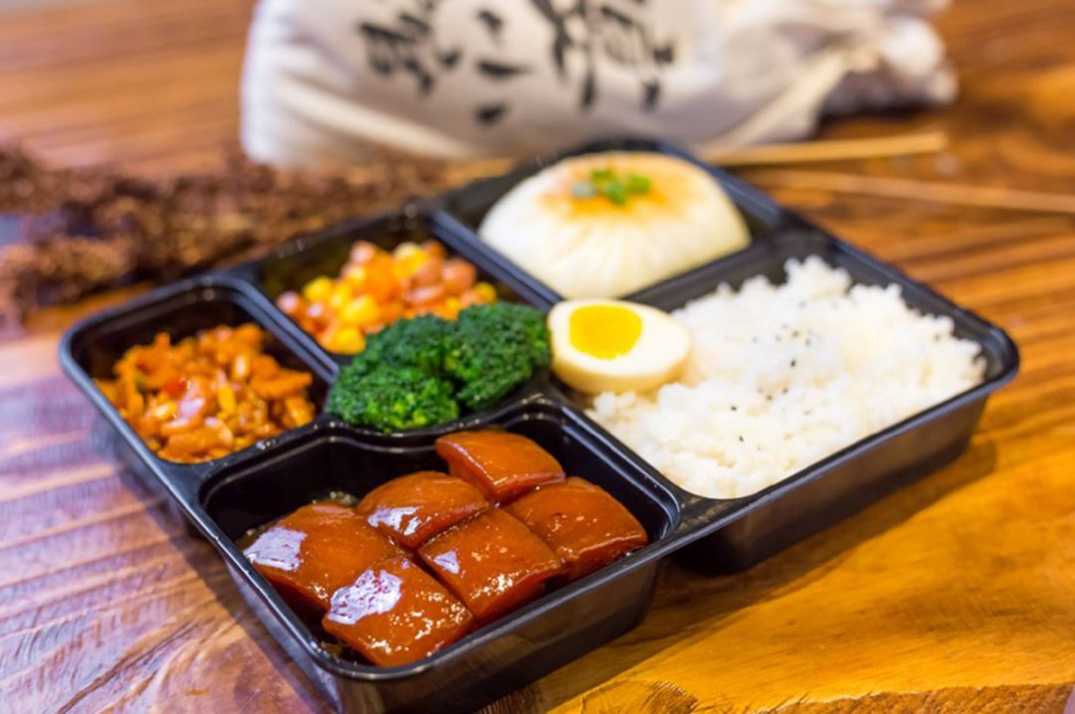 工厂级全自动盒饭封口包装机：高效封口，锁鲜增效