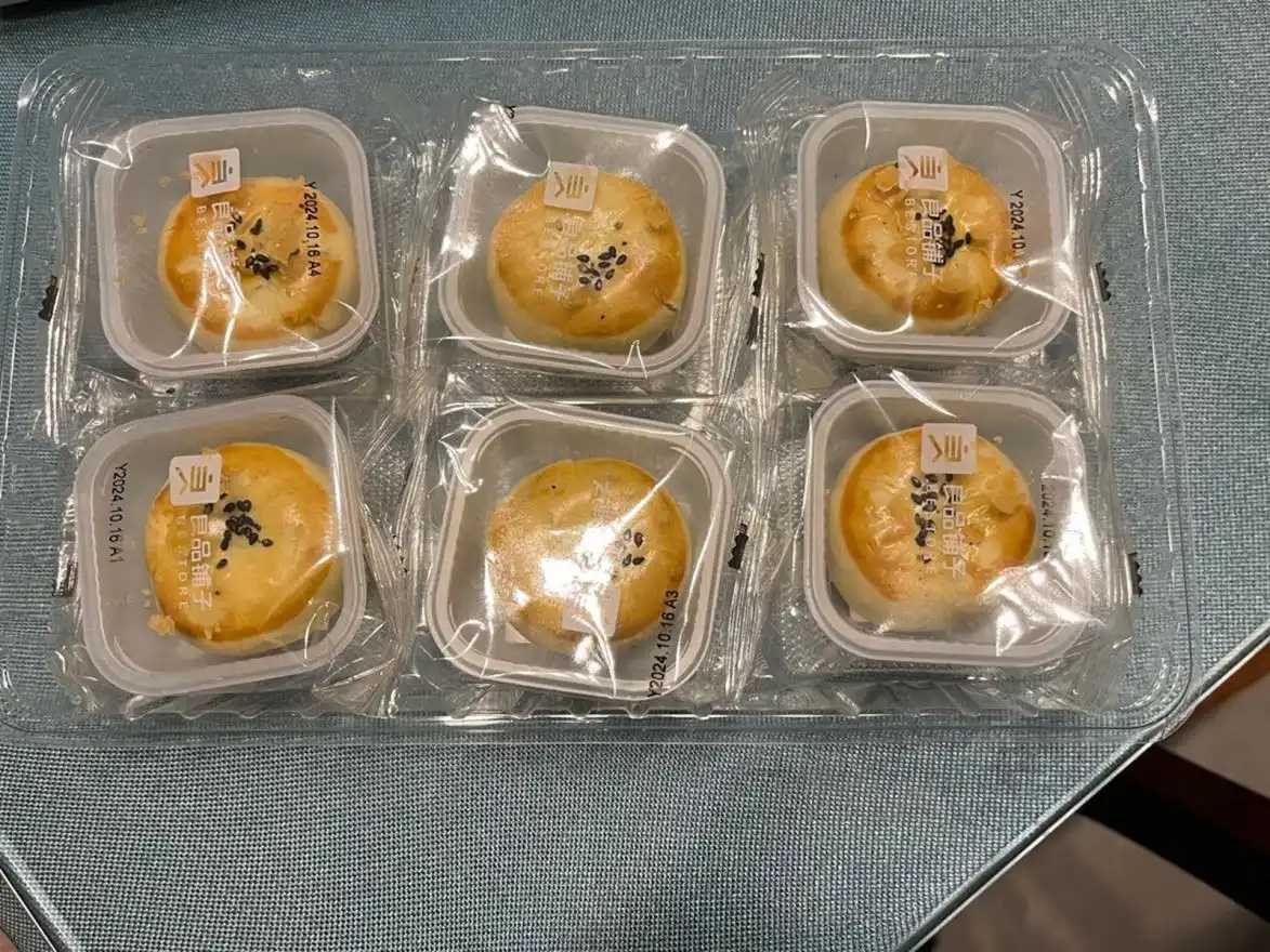 告别人工，拥抱高效：吕工机械自动化解决方案，破解蛋黄酥、月饼量产难题