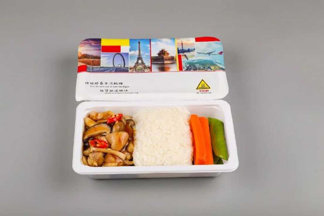 专业定制：吕工机械航空餐盒封口机，赋能中央厨房自动化升级